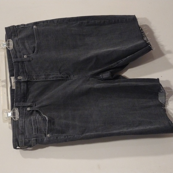 NWT Universal Thread Gray Denim High Rise Bermuda Shorts Size 16/33R-Raw Hem - Picture 4 of 8